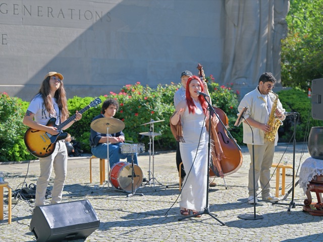 Live mindful music opening the event